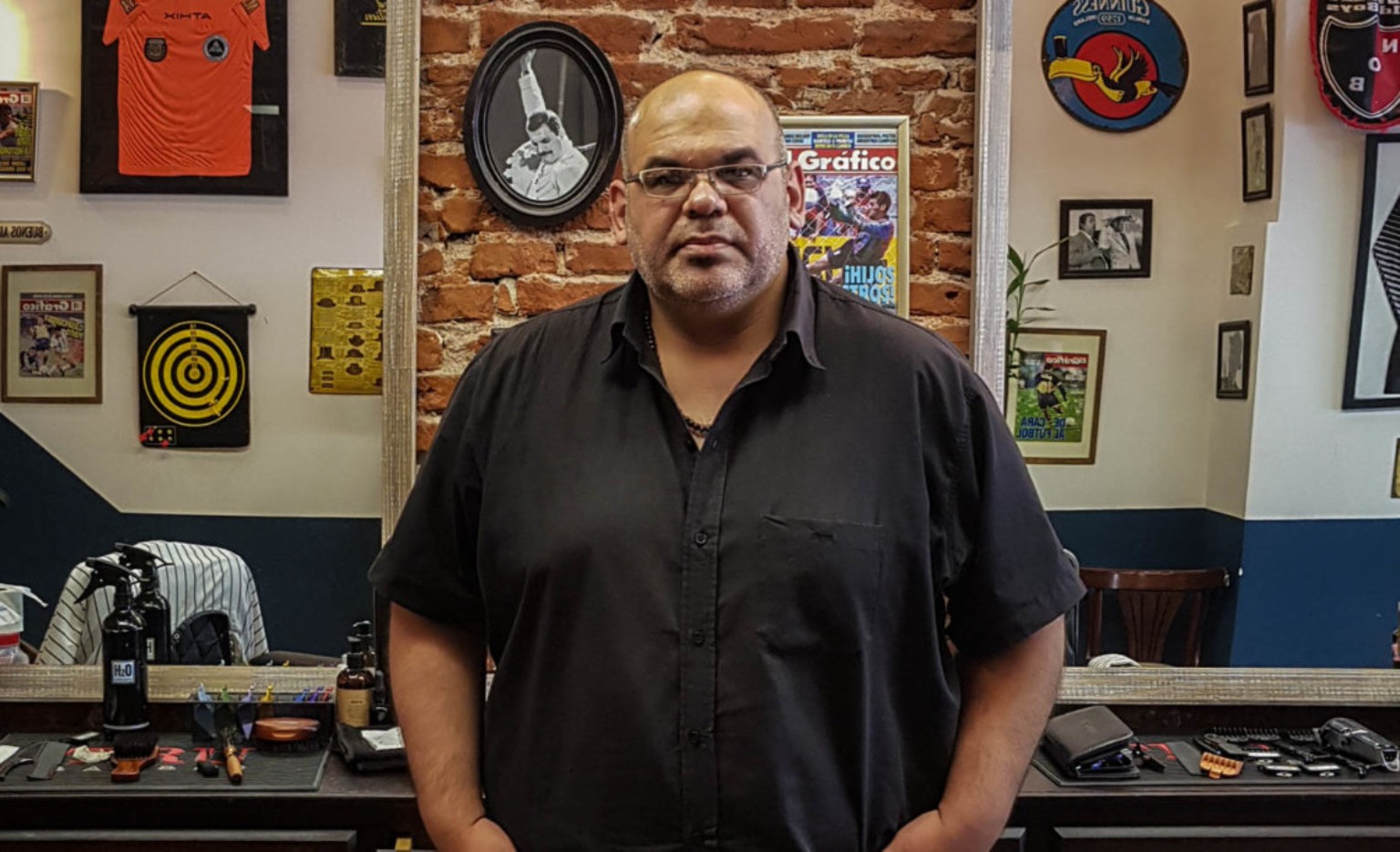 Héctor Prahim en una barbería de estilo clásico