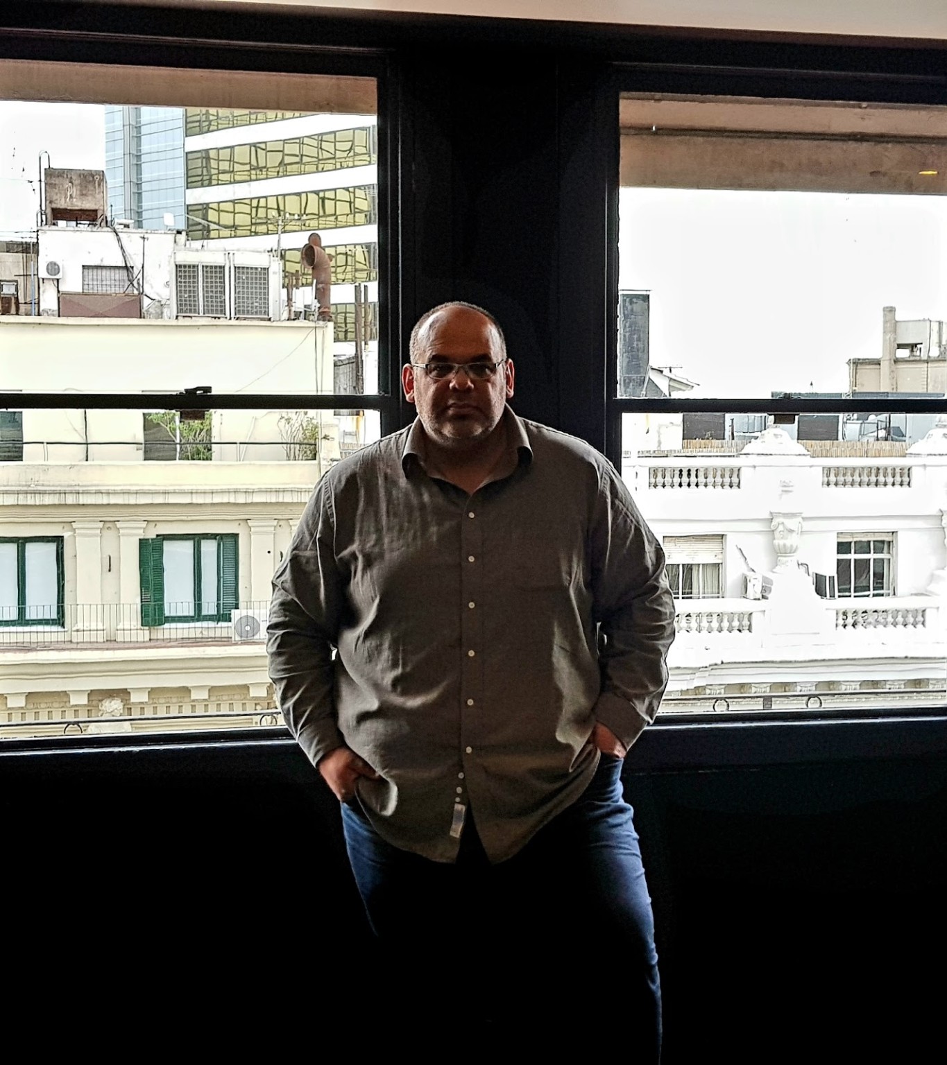 Héctor Prahim frente a un ventanal